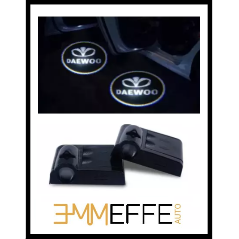Proiettore Logo LED Daewoo per Portiera con Batteria no Fori no Connessioni Plug & Play