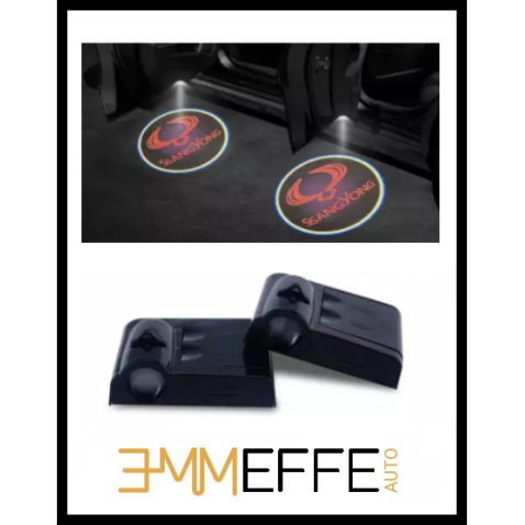 Proiettore Logo LED Ssangyong per Portiera con Batteria no Fori no Connessioni Plug & Play