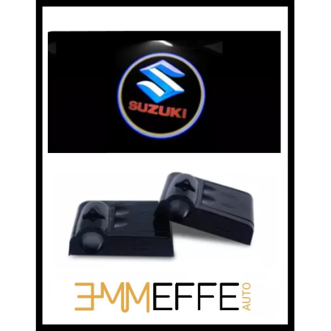 Proiettore Logo LED Suzuki per Portiera con Batteria no Fori no Connessioni Plug & Play